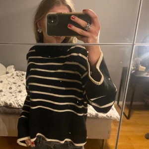 Randig stickad tröja  - Jättefin stickad tröja från Gina tricot. Använd ett fåtal gånger så bra skick! Köpare står för frakt💖