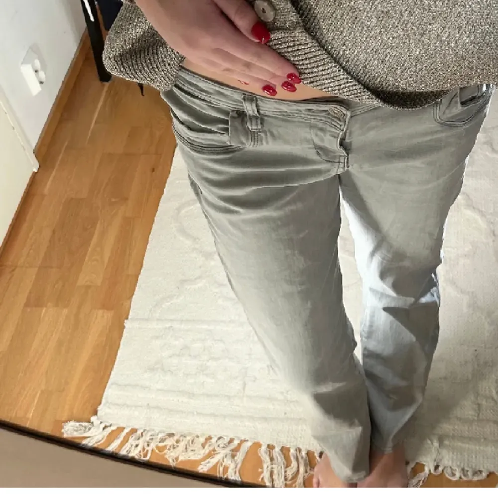 Säljer vidare dessa jeans pågrund av att de va förstora. Det är inget fel på dem, midjemåttet är ca 41 cm rätt över. Dem är lite långa på mig som är 173. Skriv vid fler frågor! Köparen står för frakten. OBS första bilden är lånad!🩵😊. Jeans & Byxor.