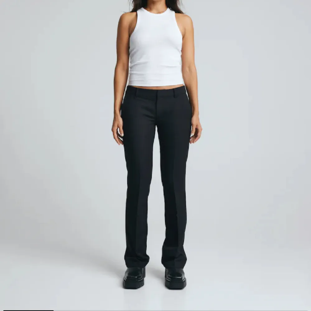 Vera kostymbyxor ifrån BikBok 💕💕 Aldrig använda, lågmidjade. Lite mindre i storlek och passar mig som vanligtvis bär medium i byxor. Jeans & Byxor.