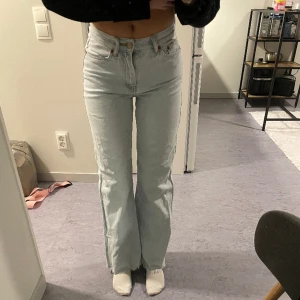 Ljusblåa vida jeans - Ljusblåa vida jeans från Junkyard i storlek W24. Jag har sytt in längs med nedre delen av benen lite och klippt av dom för att dom ska passa mig som är 164 