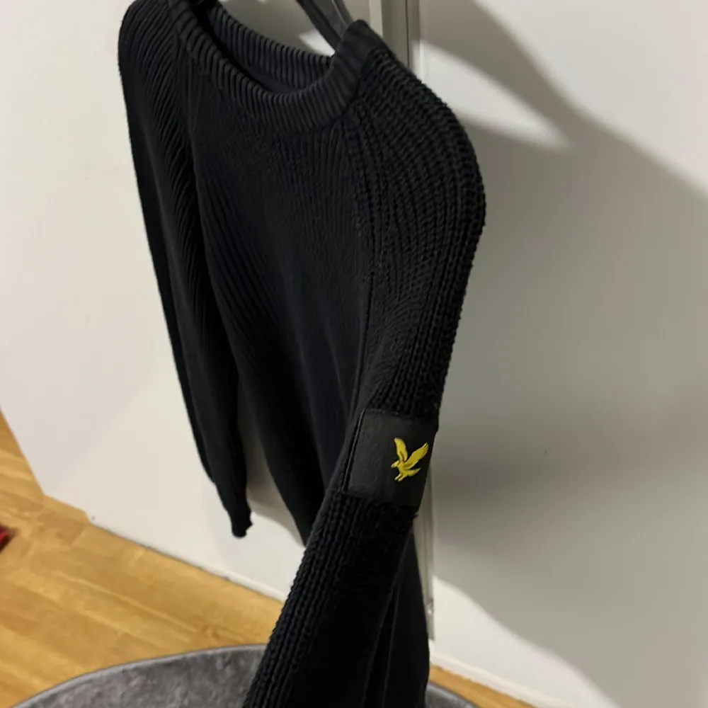 Väldigt fint skick. Lyle scott stickad med Lyle scott märket på armen, tar gärna emot bud.. Hoodies.