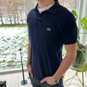 Lacoste piké S - Marinblå Lacoste piké i riktigt fint skicka. Storlek S. Hör av er vid frågor och funderingar 😉