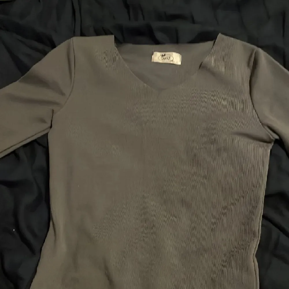 Suuuper fin tröja i en jättefin grå färg. Säljer för 75kr. Tröjor & Koftor.