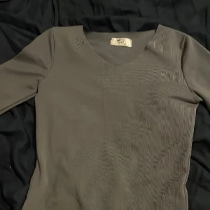 Långärmad tröja - Suuuper fin tröja i en jättefin grå färg. Säljer för 75kr