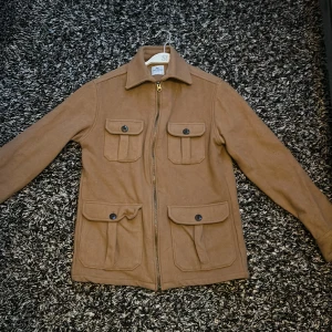 John Henric Overshirt - Dags att sälja min fina overshirt. Den är i använt skick. Det saknas en knapp vid vristen som ni kan se på sista bilden. Ny pris ca 1900kr.