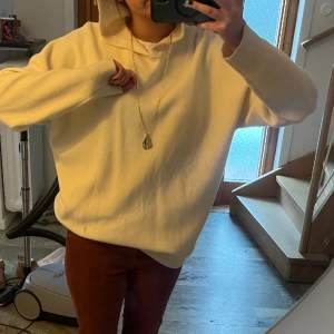 Vit stickad hoodie från Zara (slutsåld) som är lite oversized (strlk L men passar S/Mmen går såklart bara att vika in i byxorna. Jätteskön och går att ha till många byxorna🎀