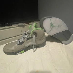 Jordan 5 lime green - Hej, säljer nu mina Jordan 5 lime green. Skorna har blivit för små och aldrig använda 