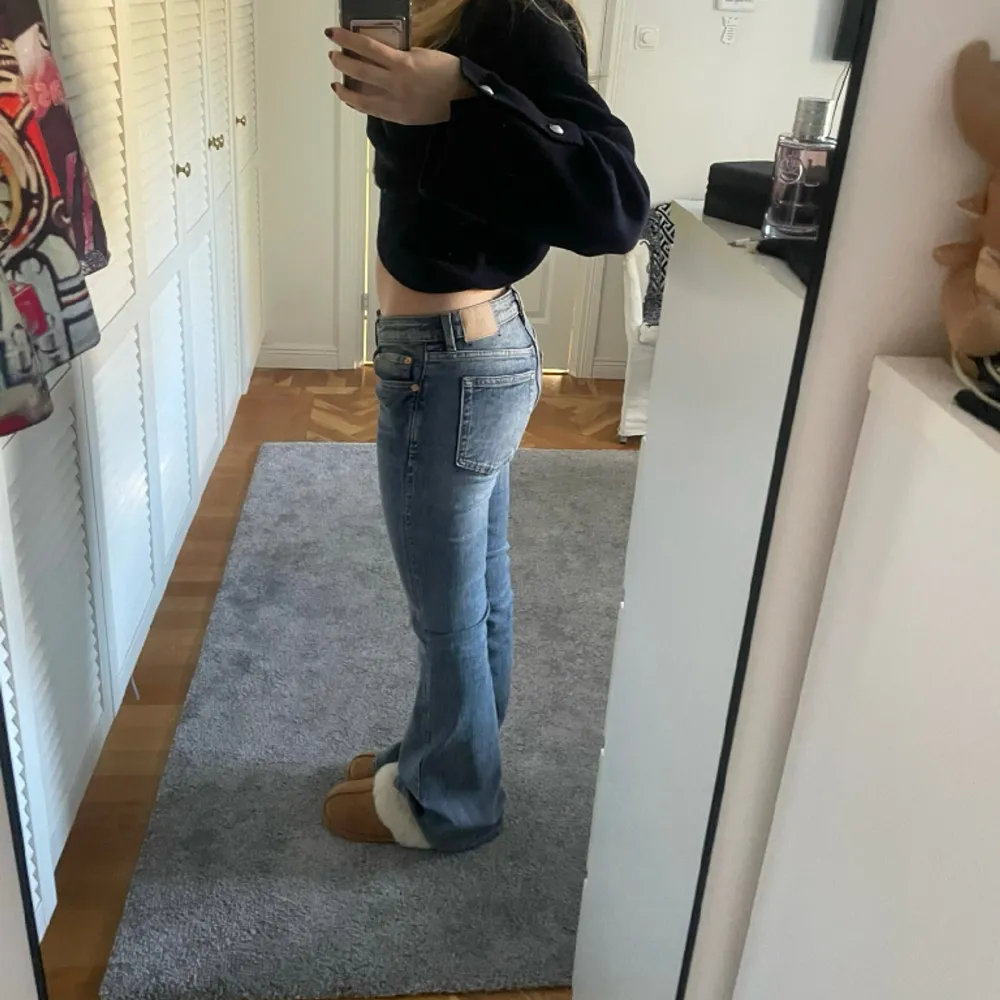 Lågmidjade bootcut jeans från Weekday. Snygg blå/grå tvätt. W28, L34. Jag är 167 cm och de är lång. Säljer endast vid ett bra pris. 💙🩶Säljer endast vid ett bra pris. . Jeans & Byxor.