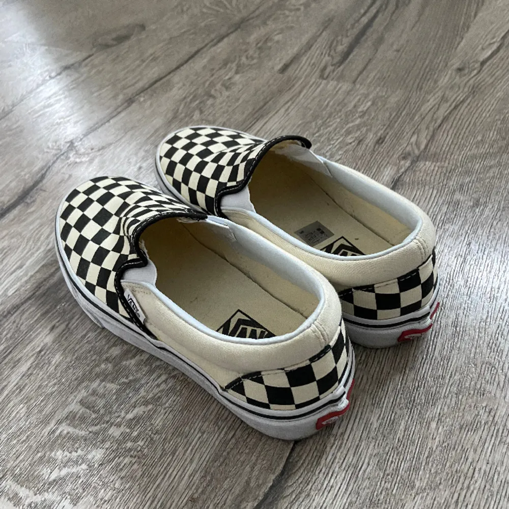 Vans skor i storlek 38. Använda ett fåtal gånger, fint skick. Frakt ingår.. Skor.