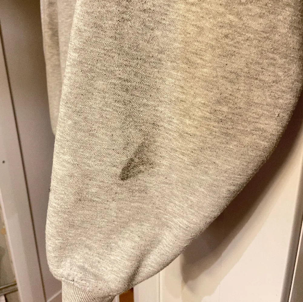 har en fläck som ej gått bort i tvätten (se sista bilden) därav billigt pris💕. Hoodies.