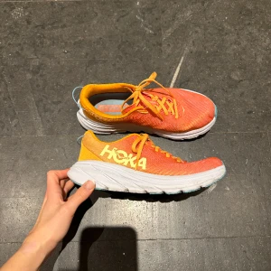 HOKA 39 1/3 🤍 - Så så fina Hoka i storlek 39 1/3 Säljer dp jag tröttnat på färgen och vill ha ett par andra. Därav öppen för byten också ❤️ Försten till kvarn annars 🤗