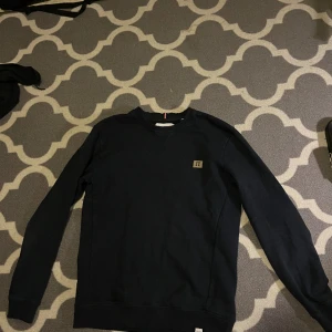 Les deux Tröja - En marinblå tröja som är i fint skick. Storlek M och har inga defekter. Använd kanske 10 gånger. Mycket bra kvalite. Inköpt för 750. Funkar mycket bra med en vit frotté under!