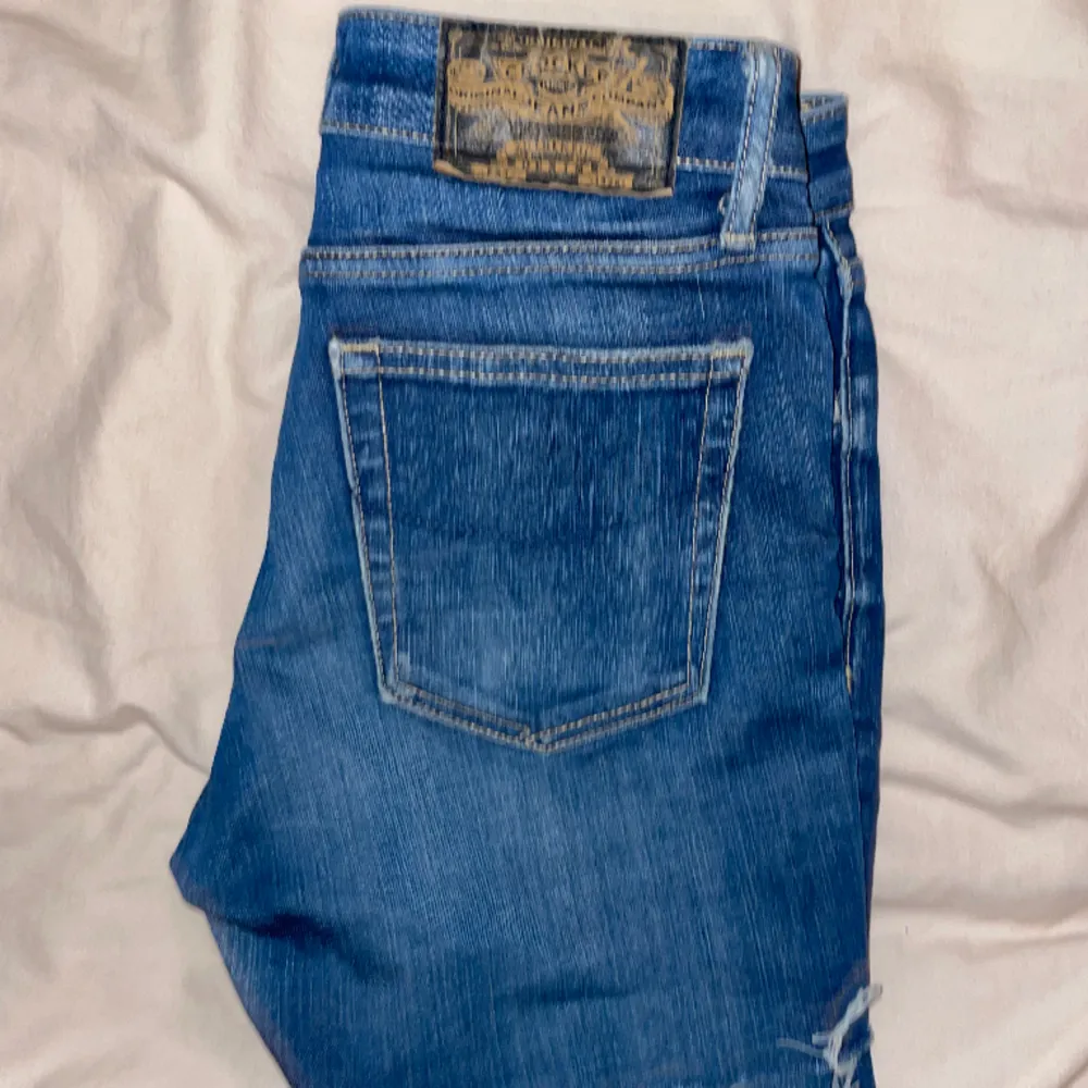 Ett par as snygga lågsinnade jeansshorts ifrån crocker!! Storlek xs, säljer pga för små💕 Nypris = 300. Shorts.
