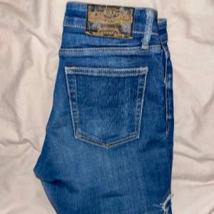 Ett par as snygga lågsinnade jeansshorts ifrån crocker!! Storlek xs, säljer pga för små💕 Nypris = 300