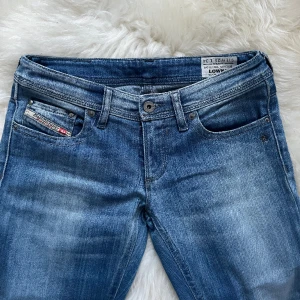 Så fina diesel jeans 25/26 - Storlek 25 men passar mig som har storlek 26 ❤️❤️ köpta från Sellpy med jätte fina detaljer på fickorna med lite glitter många intresserade så hinner inte svara på alla frågor har inga midjemått❤️jeansen är 34 i längden ❤️