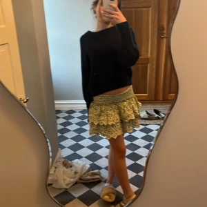 Marinblå stickad tröja  - Jätte fin marin blå stickad tröja grå msch i storlek xs/s. Köpt på Åhléns.