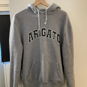 Arigato hoodie - Säljer min hoodie från arigato då jag växt ur den. Ganska liten i storleken så den sitter som en xs/s Hör av er vid funderingar 
