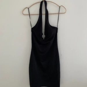 Svart miniklänning - Svart miniklänning. Mycket bra skick. Använt någon gång bara. 