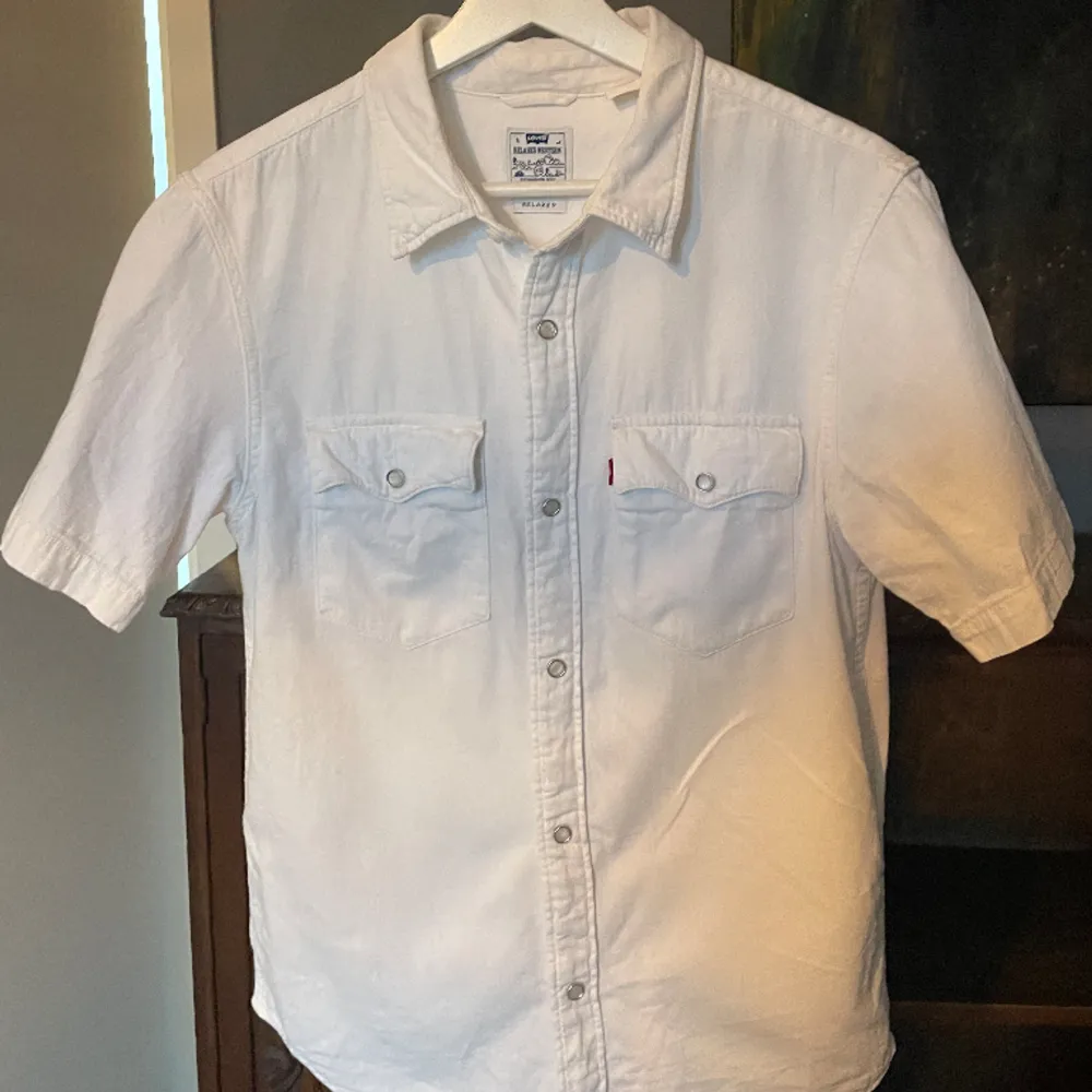 Fin levi’s skjorta i storlek xs ( passar s och m) då det är en relaxed modell. Använd en gång och tvättad en gång. Inga defekter och som ny. Pris kan diskuteras! . Skjortor.
