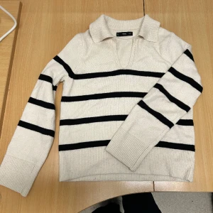 Mysig tröja - Mysig tätstickad tröja köpt under hösten. Lägger sig väldigt fint på kroppen. Varm och go. Säljer då jag har två väldigt lika. Cremevit med svarta rände