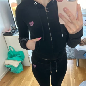 Juicy set - Svart juicy set! Storlek Xs. Byxorna är lågmidjade och koftan lite croppad🩷