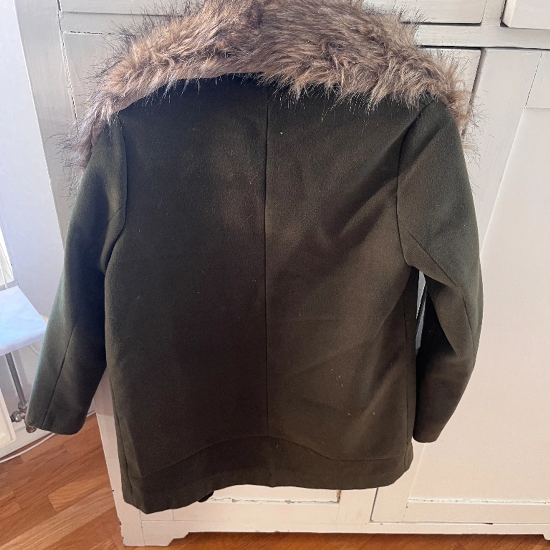 Vår/höst -kappa med krage i fuskpäls - 90