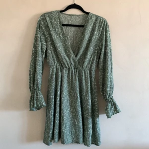 Fin grön klänning med prickar - Underbar klänning, grön med vita prickar. Lätt och luftig, hade den förra sommaren men nu är den för liten till mig. 💚 