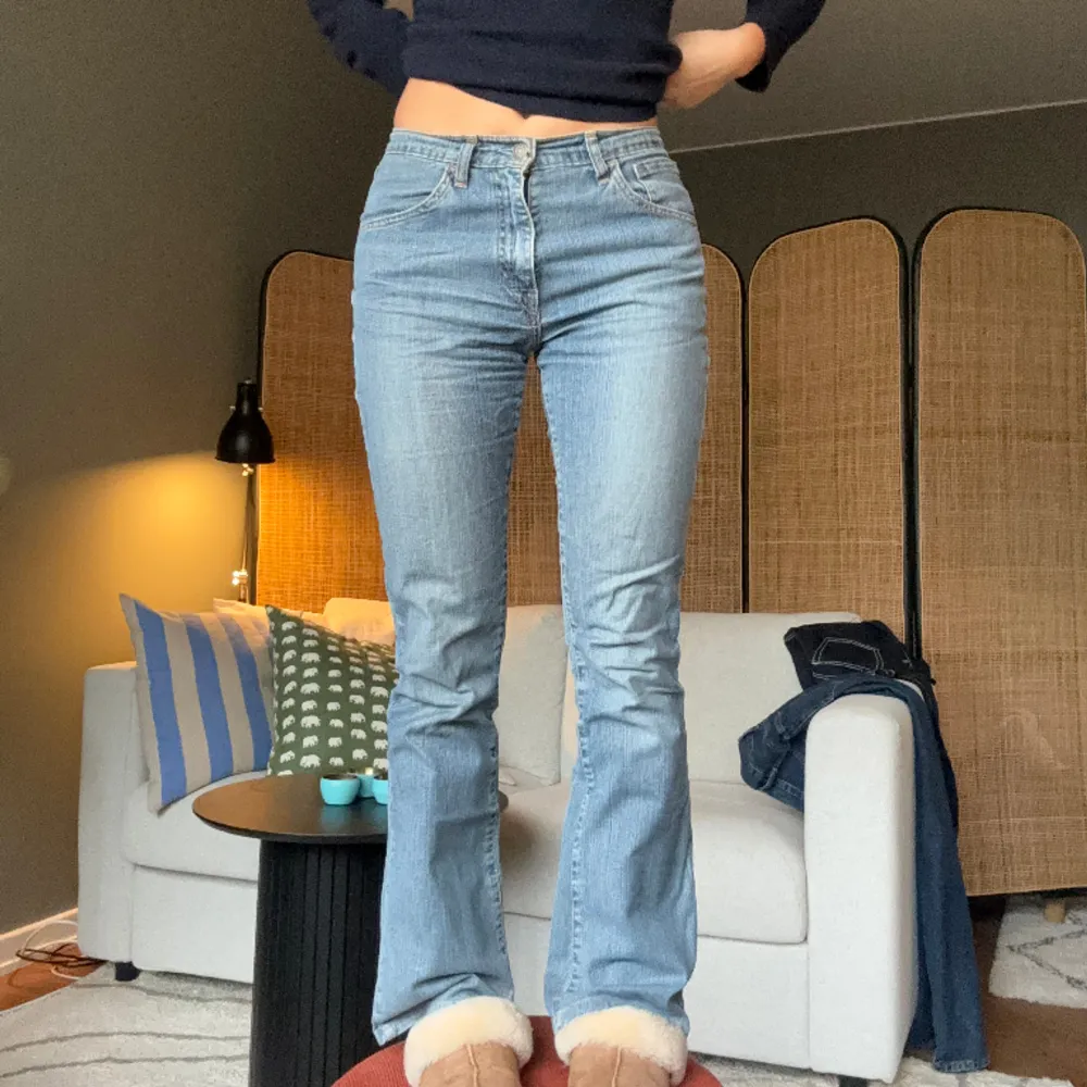 Jeans från Levis köpta i Köpenhamn så finns ingen info om modell eller storlek. Men jag är en 34/36 och 163cm. Bootcut modell. Jeans & Byxor.