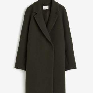 Mörkgrön kappa från H&M. Använd fåtal gånger som nyskick. (Nypris 699kr) 💚