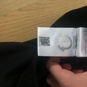 Monclear tröja  - Storlek L men väldigt liten, passar inte mig och har M. Med QR koden kommer jag till monclers hemsida. 