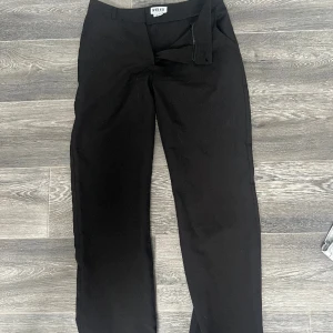 Kostymbyxor  - Säljer ett par superfina kostymbyxor från madlady 💞modell Nova black kostar 649 säker för 350