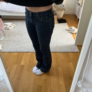Bootcut jeans - Lågmidjade bootcut jeans, gamla från abercrombie, skulle säga att de sitter som en xs!!💖 lite slitna längst ner på byxan då de är lite långa för mig men inget man tänker på när de är på!