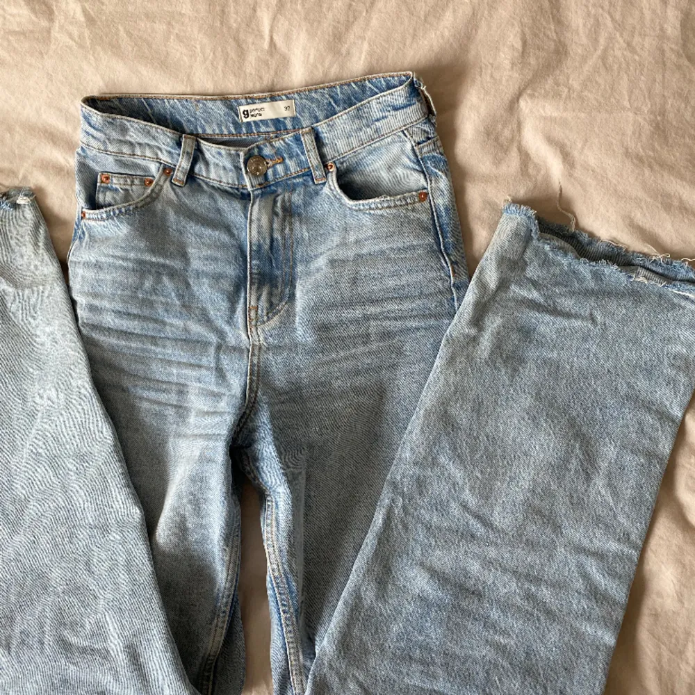 Snygga ljusblå jeans från Gina Tricot! Långa jeans som är tightare upptill och mer baggy nertill. Passar xxs-s. Jeans & Byxor.