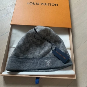Louis Vuitton mössa - Säljer min gråa Louis Vuitton mössa! Den är beställd ifrån hemsidan och jag har digitalt kvitto! Köpte den för 3850kr! 