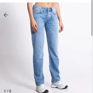 Blåa jeans från lager⭐️ Sparsamt använda så rätt så bra skick💕nypris 400kr💕