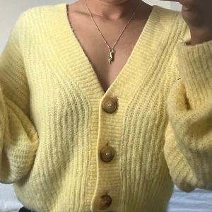 Stickad topp - Gul stickad topp men knappar, knapp använd
