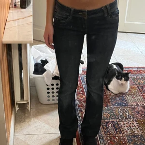 Mörkblå lågmidjade jeans - Säljer dessa skitsnygga lågmidjade mörkblå bootcut jeans. Storlek xs. Pris kan diskuteras vid snabb affär. 