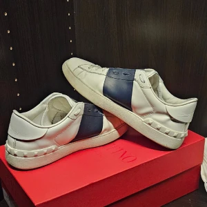 Valentino  - Sho sho ett par sköna vals här i st 40 men passar större så som 41/41,5 skicket är 8,5/10 då de har små defekter men ingeting som syns vid anvädning, färger är marinblå, äkthetsbevis finns och allt og såklart! Säg till för mer bilder som vanligt🤩😁 