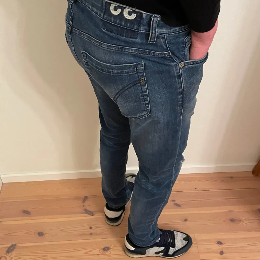 Hej, Säljer nu mina super snygga och trendiga jeans från dondup. Det är modellen george. Nypris på dessa jeans ligger ungefär på 3200kr. De är i storlek 33 och jag på bilden är 182cm och väger 65kg,(Lite stora på mig i midjan) Hör av er! 🙌🏻. Jeans & Byxor.