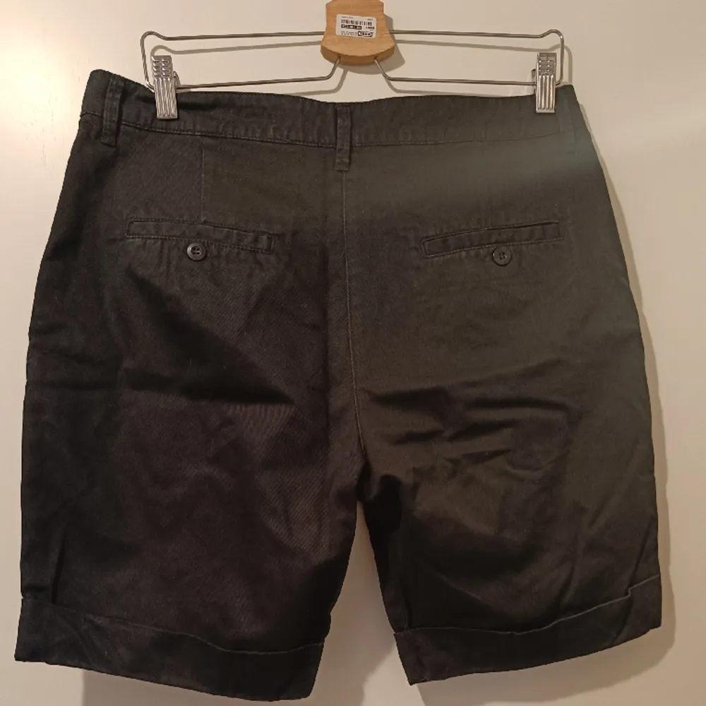 Svarta shorts säljes. Storlek M. Vet inte vart dessa är köpta. . Shorts.