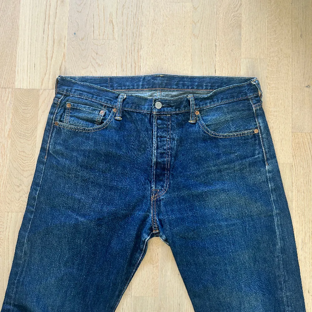 Snygga vintage Levi’s jeans som är i bra skick❤️‍🔥De passar både män och kvinnor och är i storlek W36 L32. Jeans & Byxor.