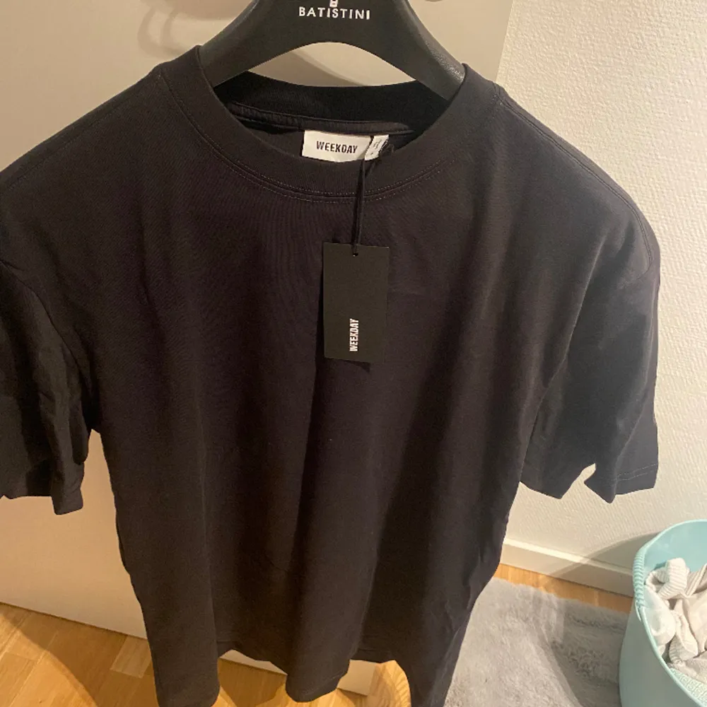 Säljer en svart weekday t-shirt i storlek S passar M Aldrig använd pga för stor storlek  Ettikett finns kvar  Priset kan diskuteras vid snabb affär . T-shirts.