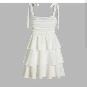 Studentklänning - Köpte nyligen denna klänning som var tänkt till studenten, men valde sedan en annan. Helt ny i förpackningen med lappar kvar, Strl M🤍