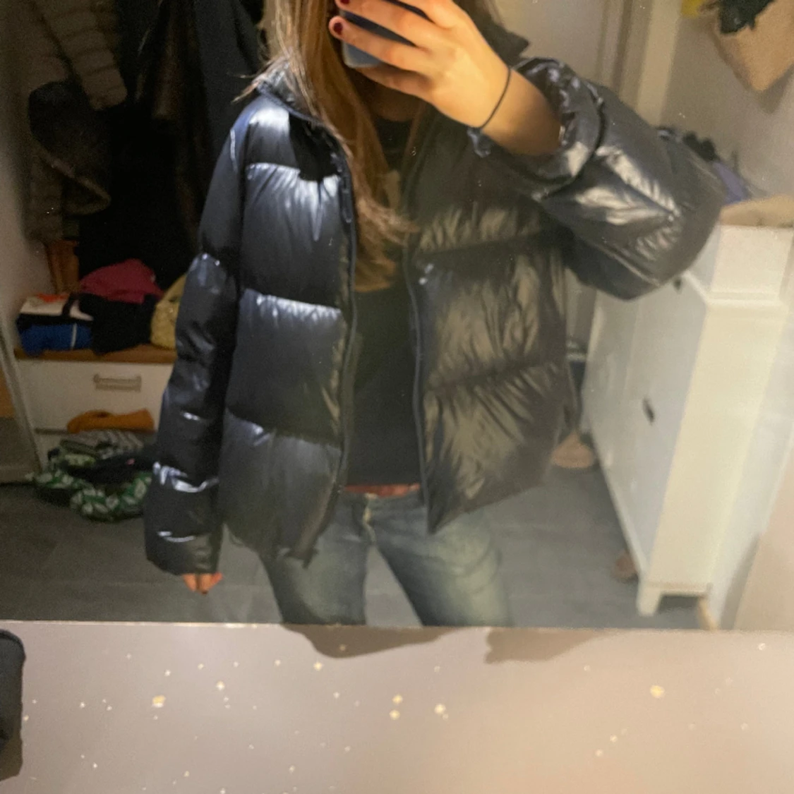 Snyggaste marinblå glansiga pufferjackan!
