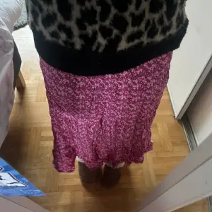 Säljer min super söta rosa långa kjol som jag köpte på Gotland i somras (minns ej vad stället hette). Knappt använd. Den är onesize men passar mig som är ca 160 lång och vanligtvis har storlek S💞Nypris 499😻 
