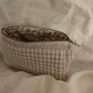 Necessär  - Necessär med blommigt tyg inuti. Perfekt för smink, hudvård och annat! Storleken är ungefär 20x15