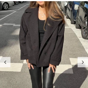 Design By Si Kappa - Säljer nu min svarta kappa ifrån design by si då den inte kommer till användning längre, den är välanvänd men i väldigt bra skick❤️ nypris är 757kr