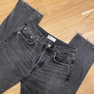 Säljer dessa zara jeans i modellen straight! Storlek 34, och tror ej att denna modellen längre finns att köpa; sparsamt använda och säljer då de är för små för mig🌺