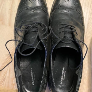 Svarta brougues från Vagabond - Skorna är välanvända men ser inte slitna ut. Däremotbhar det börjat släppa i limmet framme vid tån. Går att åtgärda hos skomakare.