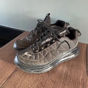 Nike airmax 720 - Nike airmax 720, använda ett fåtal gånger. Bra skick dock lite tecken på användning 